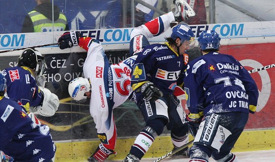 Pardubický Daniel Rákos padá v mlýnici vítkovických hokejist.