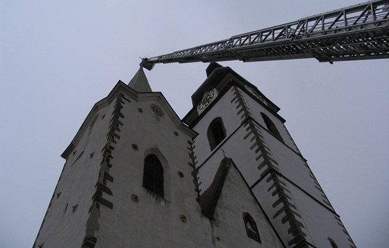 Na vi kostela v Písku se uvolnil 1,5metrový kí. Aby nespadl na