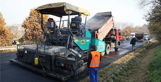 Dlníci vyfrézují starý rozbitý povrch a nahradí ho novým (ilustraní foto).