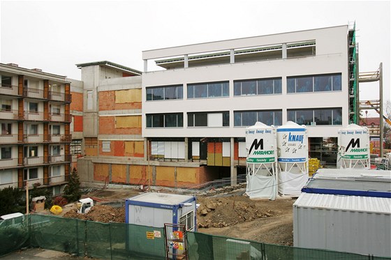 Stavba nového pavilonu akutní medicíny v Karlovarské krajské nemocnici.