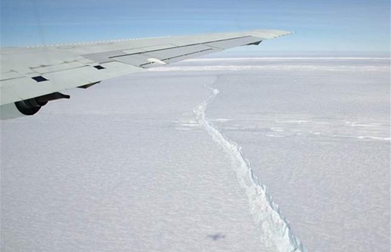 Prasklina v Antarktid je dlouhá 30 kilometr.