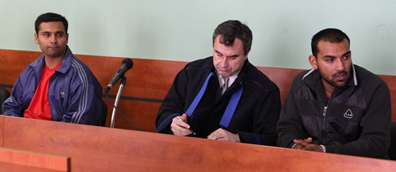 Ped perovským okresním soudem stojí Jaroslav onka (vlevo) a Roman Lendel