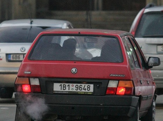 Mezi nejvtí zneiovatele ovzduí na jiní Morav patí auta na peplnných dopravních tepnách mst v kraji. Ilustraní snímek