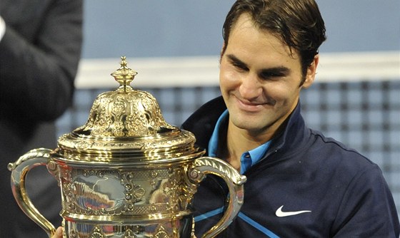 SPOKOJENÝ VÝCAR. Tenista Roger Federer pózuje s trofejí pro vítze turnaje v