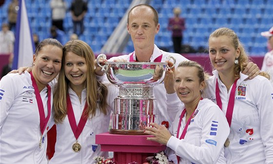 VÍTZNÝ TÝM. Okolo trofeje pro vítzky tenisového Fed Cupu stojí zleva Lucie...