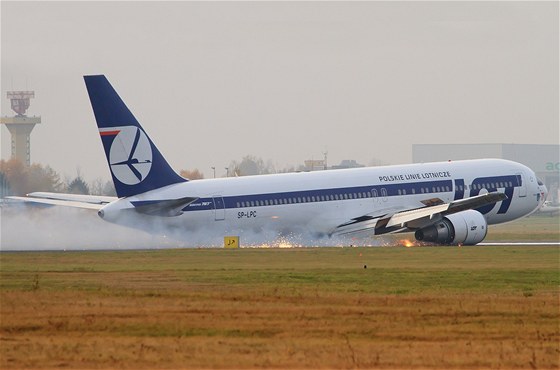 Boeing 767-300ER polských aerolinií LOT pi pistání na bicho 