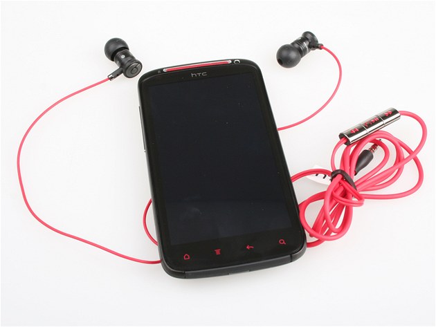 Hudebník HTC Sensation XE vetn dodávaných sluchátek