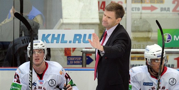 �eský kou� Rostislav �ada na st�ída�ce hokejist� Avangardu Omsk.