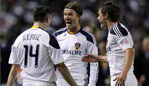 David Beckham (uprosted) se raduje ze svého gólu se spoluhrái z Los Angeles Galaxy. (Archivní)