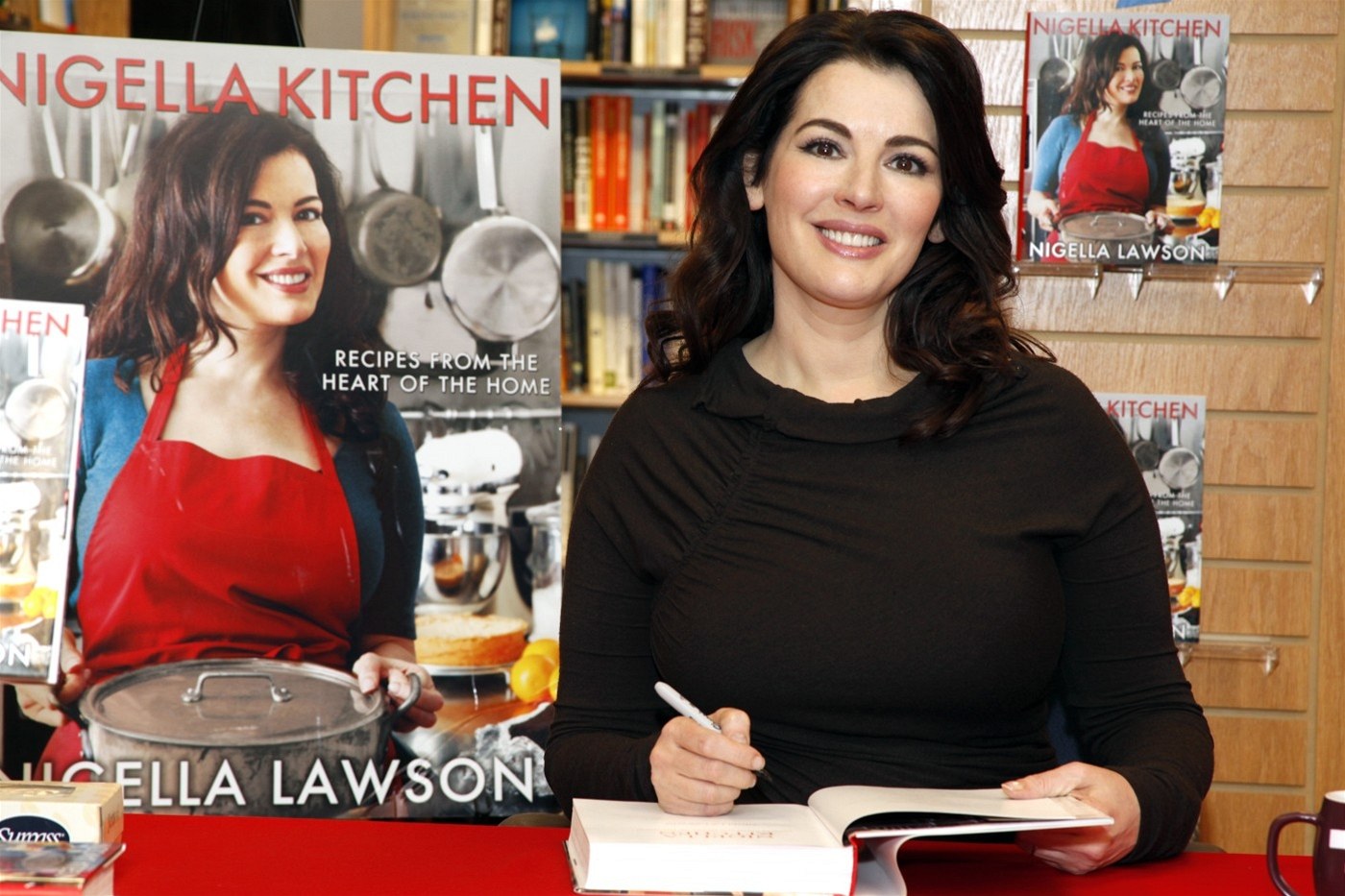 Nigella Lawsonová podepisuje jednu ze svých kucha�ek.