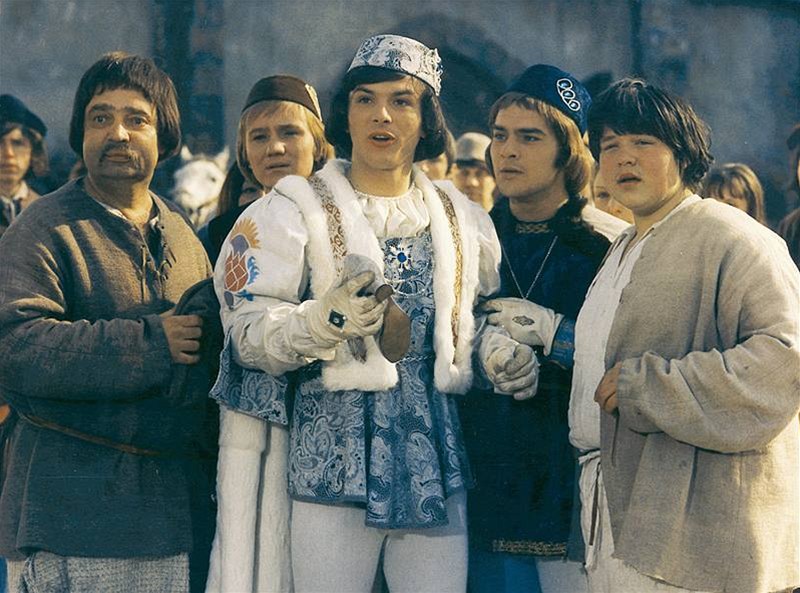 Princ (Pavel Trávníček) se svou družinou - scéna z filmu Tři oříšky pro Popelku