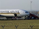 Letadlo spolenosti Singapore Airlines pistálo na mnichovském letiti na tráv.