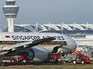 Letadlo spolenosti Singapore Airlines pistálo na mnichovském letiti na tráv.