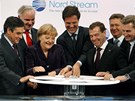 Symbolické otoení kohoutu plynovodu Nord Stream spolenými silami provedli...