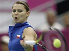 RETURN. Lucie afáová ve finále Fed Cupu v zápase proti Svtlan Kuzncovové.