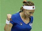 Svtlana Kuzncovová se ve finále Fed Cupu raduje ze získaného bodu v zápase