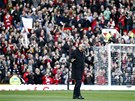 MISTROVA ÚKLONA.Sir Alex Ferguson pichází za potlesku tribun k ceremonii u