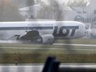 Nouzové pistání Boeingu 767 na varavském letiti (1. listopadu 2011)