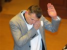 Poslanec VV Vt Brta hlasuje pi jednn Poslaneck snmovny (2. listopadu