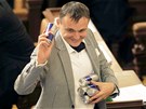 Poslanec Vít Bárta rozdával svým kolegm energetické nápoje bhem noního