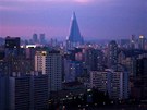 Hotel Ryugyong vztyen nad severokorejskou metropol Pchjongjang.