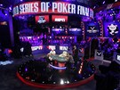 POKEROVÁ ARÉNA. Finálový stl pro Svtovou sérii, ponoený do fialového pítmí,