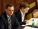 Petr Neas (ODS) a Karolína Peake (VV) na jednání Snmovny (4. listopadu 2011)