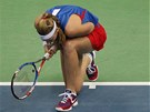 NA KOLENOU. eská tenistka Petra Kvitová si v souboji fedcupového finále proti