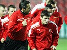 Plzetí fotbalisté Horváth (vlevo) a Pila na tréninku ped duelem s Barcelonou