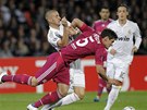 Lovren z Lyonu se snaí projít pes Benzemu z Realu Madrid