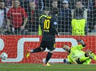 PENALTA. S velkým pehledem promnil Lionel Messi penaltu, plzeský branká...