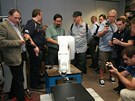Robotická pae testuje CD mechaniku