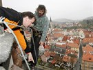 Horolezci vyvsili na v eskokrumlovského zámku malbu na plátn o rozmrech 6