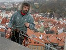 Horolezec Tomá Bílek vyvsil na v eskokrumlovského zámku malbu na plátn o