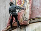 Horolezec Tomá Bílek vyvsil na v eskokrumlovského zámku malbu na plátn o