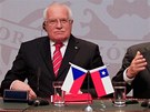 eský prezident Václav Klaus si bhem projevu chilského prezidenta Sebastiána...