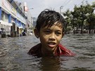 Dostat se ze zatopených ástí Bangkoku asto znamená se hodiny brodit