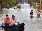 Voda bude v thajské metropoli opadávat jet týdny