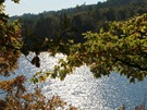 Podzimní sluce vytváří na hladině přehrady nádherné odlesky, celou cestu je na