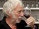 Pierre Richard  pi rozhovoru pro iDNES.cz ukazuje, jak zkoumá barvu vína ze...