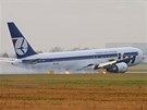 Boeing 767-300ER polských aerolinií LOT pi pistání na bicho 
