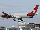 Airbus 340-300 Virgin Atlantic nasazuje na pistání. Letoun tohoto typu úspn...