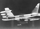 Bombardér B-52 shazuje klamný cíl GAM-72 Quail, který napodoboval innost