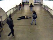 tok mladk v metru, po kterm zstal na zemi bezvldn leet 28let cestujc.