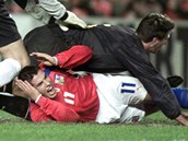 Milan Baro pi utkn fotbalov bare proti Belgii (14. listopadu 2001)