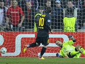 PENALTA. S velkm pehledem promnil Lionel Messi penaltu, plzesk brank...