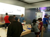 Apple Store si dává záležet, aby se zákazníci v obchodě necítili jako v obchodě.