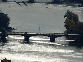 Most Legi stoj mezi Jirskovm mostem (pln nahoe) a Karlovm mostem (druh