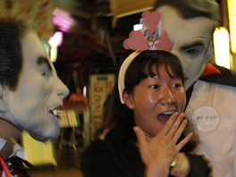 Upíi vystraili dívku v hongkongské tvrti Lan Kwai Fong. (30. íjna 2011)