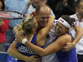 FED CUP JE NÁ�. Kapitán �eského týmu Petr Pála sdílí radost s vít�zkami...